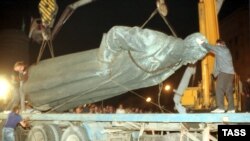 ЧК, ГПУ, НКВД, КГБ создавались для защиты тоталитарного режима, и сейчас вернулись во власть, считают эксперты