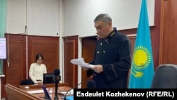 Судья Динмухамед Адайбаев оглашает приговор экс-полицейским, по делу о пытках в дни Кантара. Алматинская область, 17 января 2025 года
