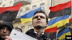 Представник молодіжного руху під час акції протесту біля Адміністрації Президента, 19 березня 2010 року