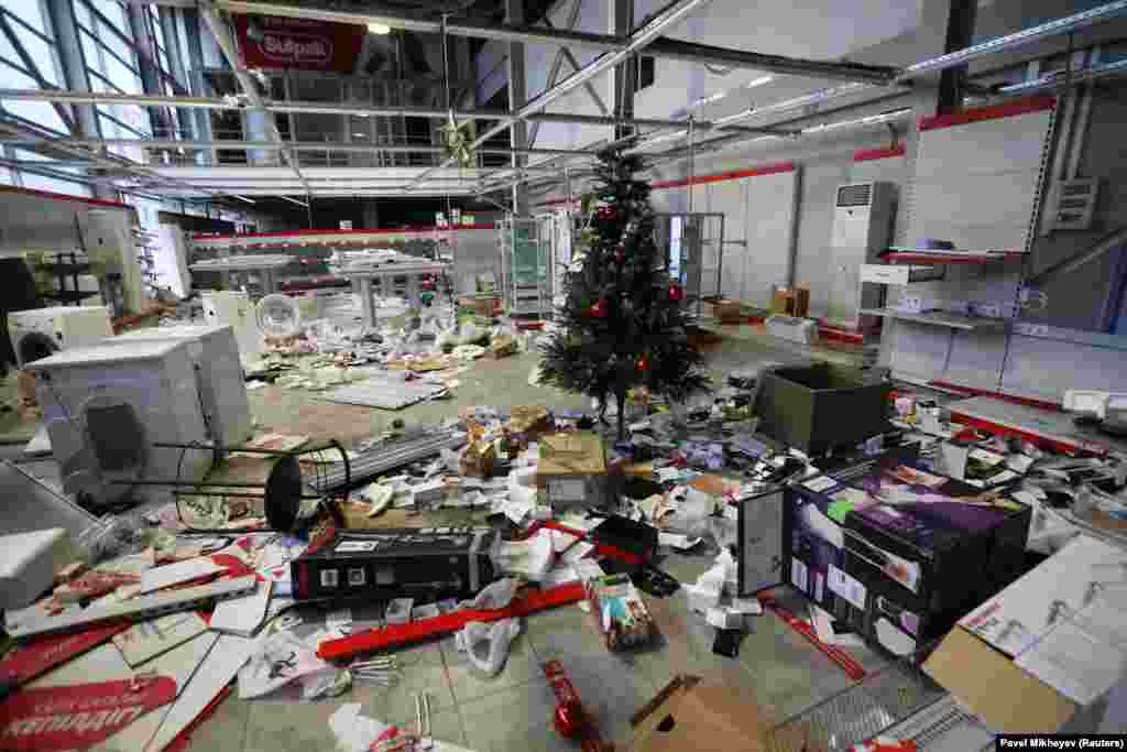 Prizor u prodavnici elektronike koja je opljačkana tokom nemira, fotografisano 9. januara.