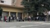 Redovi ispred COVID-19 ambulante u beogradskom naselju Voždovac, 5. januar 2022.