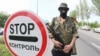Боевик ДНР охраняет блокпост на дороге из Донецка в Мариуполь