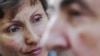 Борис Березовский и вдова Александра Литвиненко Марина во время акции протеста у российского посольства в Лондоне 31 августа 2010 года 