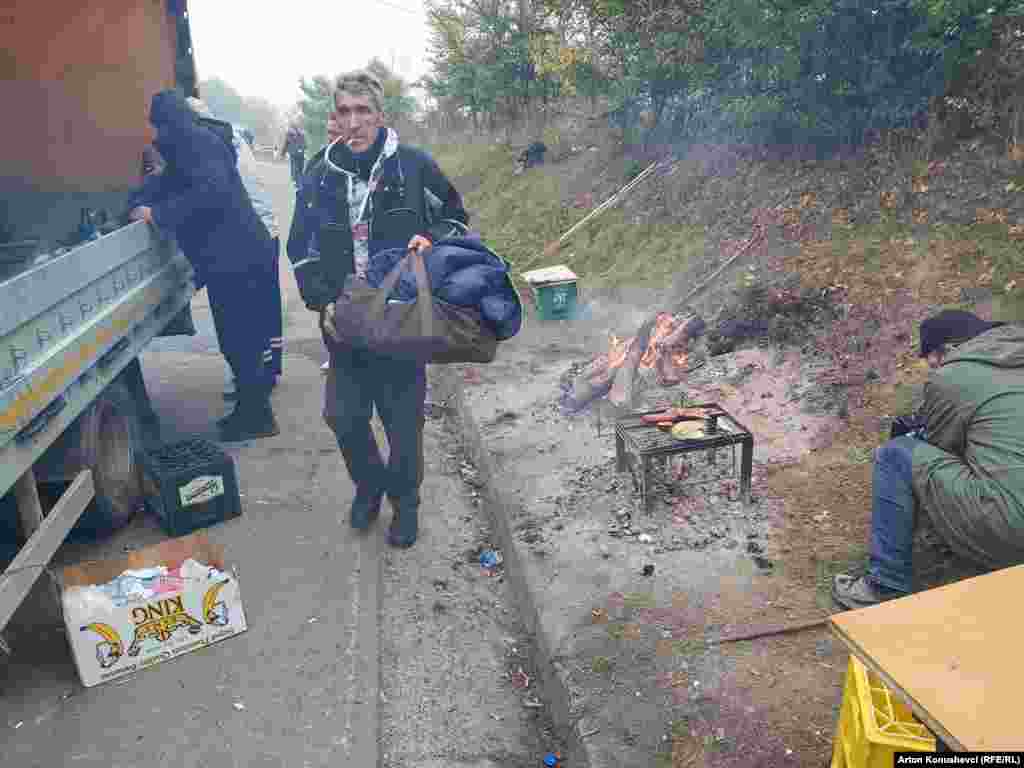Kupljenje stvari i čišćenje položaja na kojem su bile postavljene barikade na Jarinju