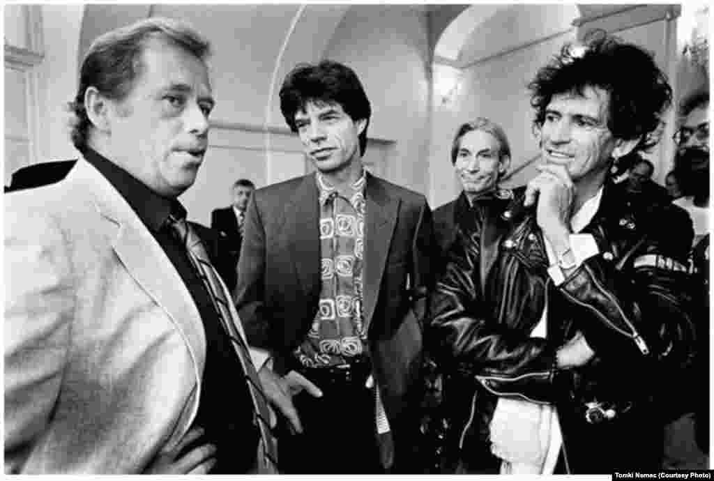 Гавел, фанат рок-музики, зустрівся з членами Rolling Stones 18 серпня 1990 року, в день першого концерту музичної легенди в посткомуністичній Чехословаччині