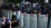 Митингующие на улице в Ереване перед линией ОМОНа во время акции протеста против повышения цен на электроэнергию, 24 июня 2015