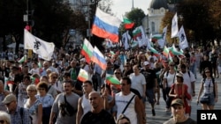 "Да свалим "урсулите". Протест срещу еврото с руски знамена поиска оставка на правителството