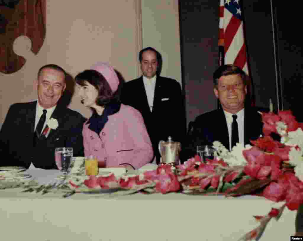 Predsjednik&nbsp;John&nbsp;Fitzgerald Kennedy na doručku u gradu Fort Worthu američke države Texas sa potpredsjednikom&nbsp;Lyndonom Johnsonom i prvom damom Jacquelinom Kennedy, nekoliko sati prije ubistva, 22. novembar 1963.