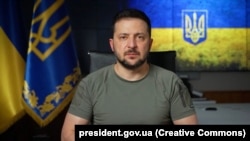 „დღეს ყურადღება ძირითადად მიმართულია ფრონტის ხაზზე, ვითარებაზე ჩვენს რეგიონებში, სადაც ყველაზე მაღალია რუსეთის საიერიშო მოქმედებების საფრთხე,“ თქვა ზელენსკიმ ვიდეომიმართვაში.