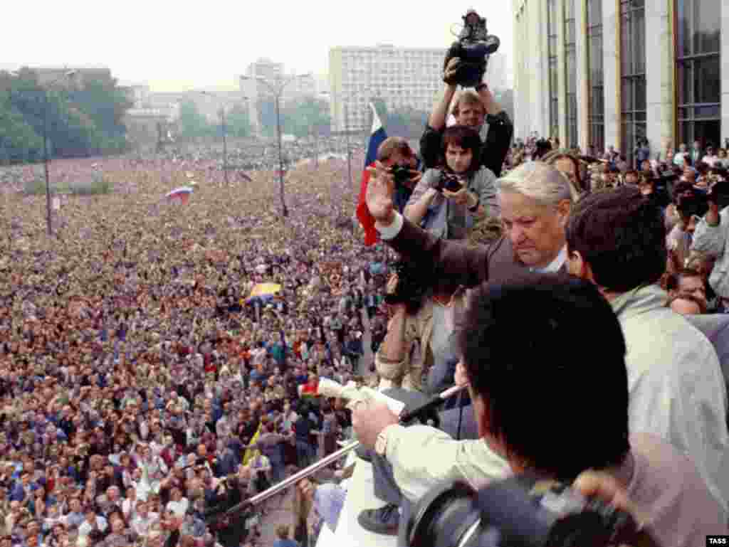 Борис Єльцин під час путчу, 19 серпня 1991 року