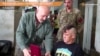 Волонтери нагородили «кіборга» відзнакою «Народний герой України»