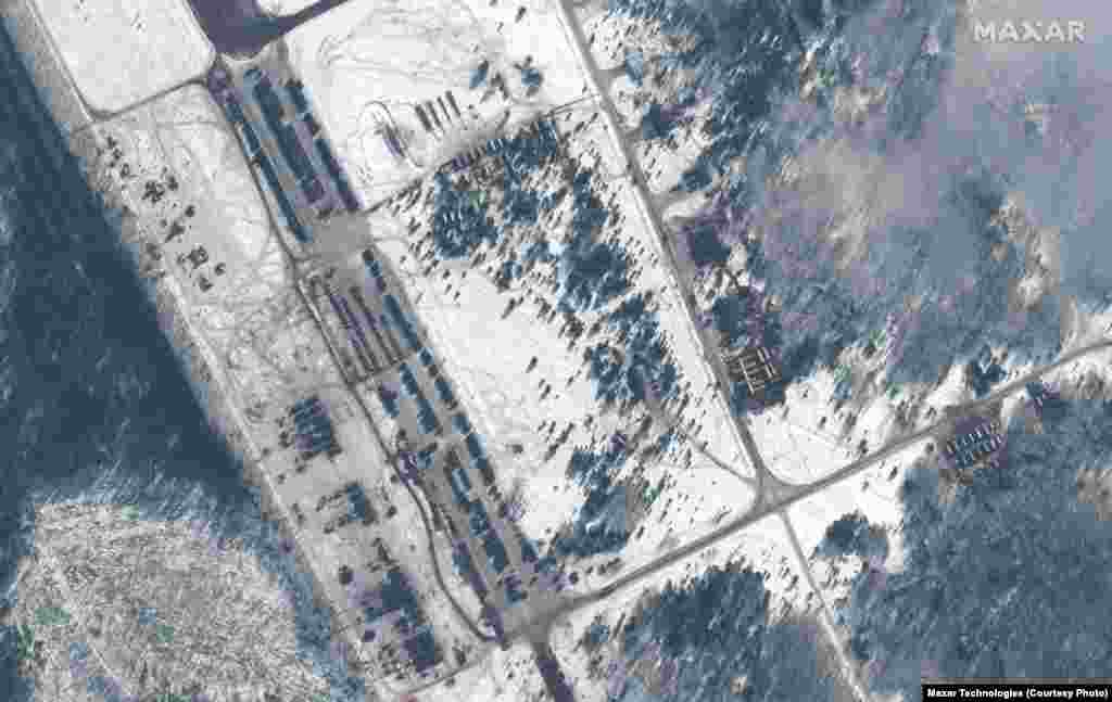 Novo raspoređivanje trupa, vozila i helikoptera identifikovano je 10. februara i na aerodromu Zjabrovka u blizini Homela u Bjelorusiji, manje od 25 kilometara od granice sa Ukrajinom.
