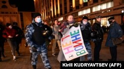 Policija hapsi demonstrante u Rusiji na protestima održanim na početku ruske invazije na Ukrajinu, 24. februar 2022. 