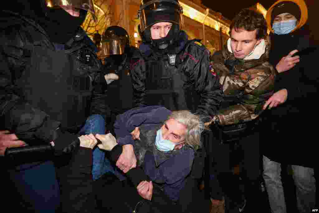 Policijski službenici privode demonstranta tokom protesta protiv ruske invazije Ukrajine u centru Sankt Peterburga, 24. februara 2022. Ruski predsjednik Vladimir Putin pokrenuo je u četvrtak punu invaziju na Ukrajinu, ubivši više od stotinu ljudi i pokrenuvši upozorenja zapadnih čelnika o sankcijama bez presedana. Ruski zračni napadi pogodili su vojne objekte širom zemlje, a kopnene snage su krenule sa sjevera, juga i istoka, prisiljavajući mnoge Ukrajince da napuste svoje domove uz zvuke bombardiranja.