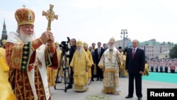 Ruski predsjednik Vladimir Putin (krajnje desno) i poglavar Ruske pravoslavne crkve patrijarh Kiril (krajnje lijevo) na ceremoniji obilježavanja 1030-te godišnjice hrišćanstva u Rusiji, Moskva 28. juli 2018. 