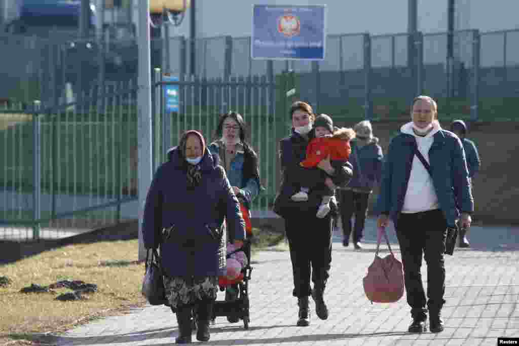 Ljudi na graničnom prelazu između Poljske i Ukrajine u Mediki, Poljska, 24. februara.