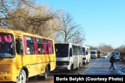 Kolone autobusa u kojima se nalaze evakuisane osobe stižu u kamp u ruskoj oblasti Rostov.