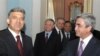 Раисиҷумҳури Туркия Абдулло Гул ва раисиҷумҳури Арманистон Серж Саркисян ҳини мулоқот дар шаҳри Ереван