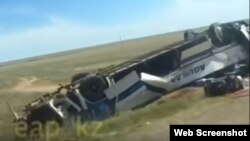 Рейсовый автобус, опрокинувшийся на трассе в Актюбинской области Казахстана. 