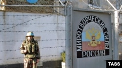 Тбилиси не нравятся российские миротворцы. Но их пока приходится терпеть