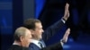 Прем’єр-міністр Росії Володимир Путін і російський президент Дмитро Медведєв (на задньому плані) під час з’їзду партії «Єдина Росія», 24 вересня 2012 року