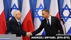 Реувен Ривлин (слева) и Анджей Дуда во время мемориальной встречи в Освенциме, 27 января 2020