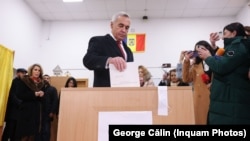 კალინ ჯორჯესკუ კენჭისყრისას. 1 დეკემბერი, 2024.