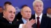 Премьер-министр РФ Михаил Мишустин, президент Владимир Путин и мэр Москвы Сергей Собянин во время посещения оперативного штаба по коронавирусу