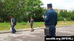 Сотрудник узбекской милиции.