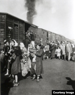 Poljski Jevreji ulaze u vozove koji idu za koncentracioni kamp Treblinka, 1942. godine