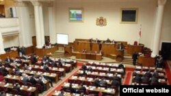  Первое заседание парламента весенней сессии началось со шквала обвинений оппозиции в адрес властей