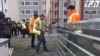 Здание, захваченное беженцами, находится на осадном положении.