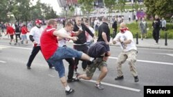 Одна з сутичок між польськими і російськими фанатами в Варшаві біля Національного стадіону 12 червня 2012 року