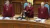 Конституционный суд Украины "отменил" политреформу 2004 года. Противники Виктора Януковича считают, что любые поправки в конституцию должны выноситься на всенародное обсуждение