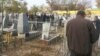 Учителя школ в городе Андижане убираются на христианском кладбище, где похоронен дед губернатора Санкт-Петербурга Георгия Полтавченко. 