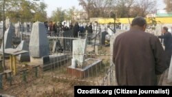 Учителя школ в городе Андижане убираются на христианском кладбище, где похоронен дед губернатора Санкт-Петербурга Георгия Полтавченко. 