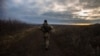 Український військовослужбовець прямує на позиції на Луганщині
