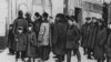 Жители Петрограда читают первые декреты Советов, 1917
