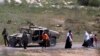 Ushtarë izraelitë ndalojnë një familje siriane të pakicës druze, e cila ishte larguar nga dhuna sektare në Damask. 3 maj 2025.