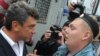 Борис Немцов объясняет сотруднику ОМОНа правила применения права.