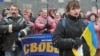Участники акции протеста преградили вход в здание правительства и поют национальный гимн Украины