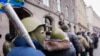 Участники протестов в Киеве покидают здание городской мэрии