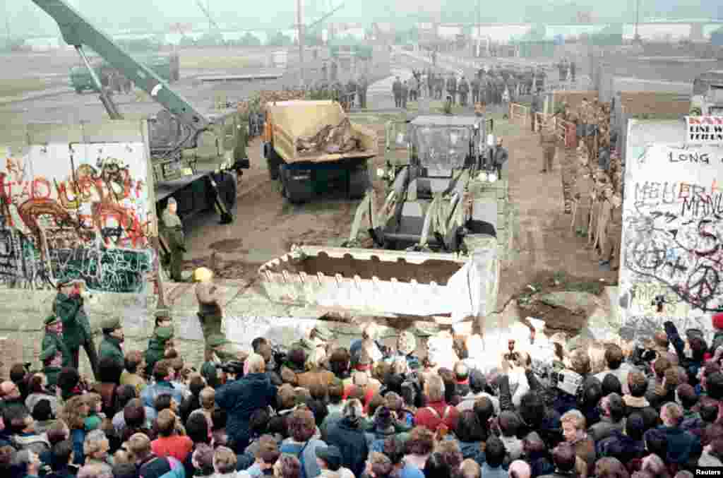 Buldožeri ruše Zid, 12. novembar 1989. 