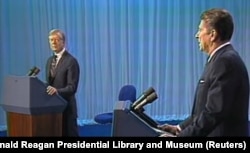 Američki predsjednik Džimi Karter i guverner Kalifornije Ronald Regan tokom debate o američkim predsjedničkim izborima u Klivlendu, Ohajo, 28. oktobra 1980.