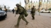 Канадские полицейские около здания парламента страны, в котором была открыта стрельба