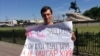 Участник одиночного пикета 