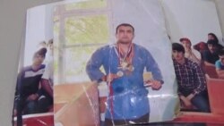 Маҳбуси "гумшуда"-ро ба модараш нишон доданд.