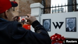 Čovek fotografiše improvizovani spomenik Jevgeniju Prigožinu, šefu plaćeničke grupe Wagner, i Dmitriju Utkinu, komandantu grupe, u Nižnjem Novgorodu, Rusija, 27. avgusta 2023. 