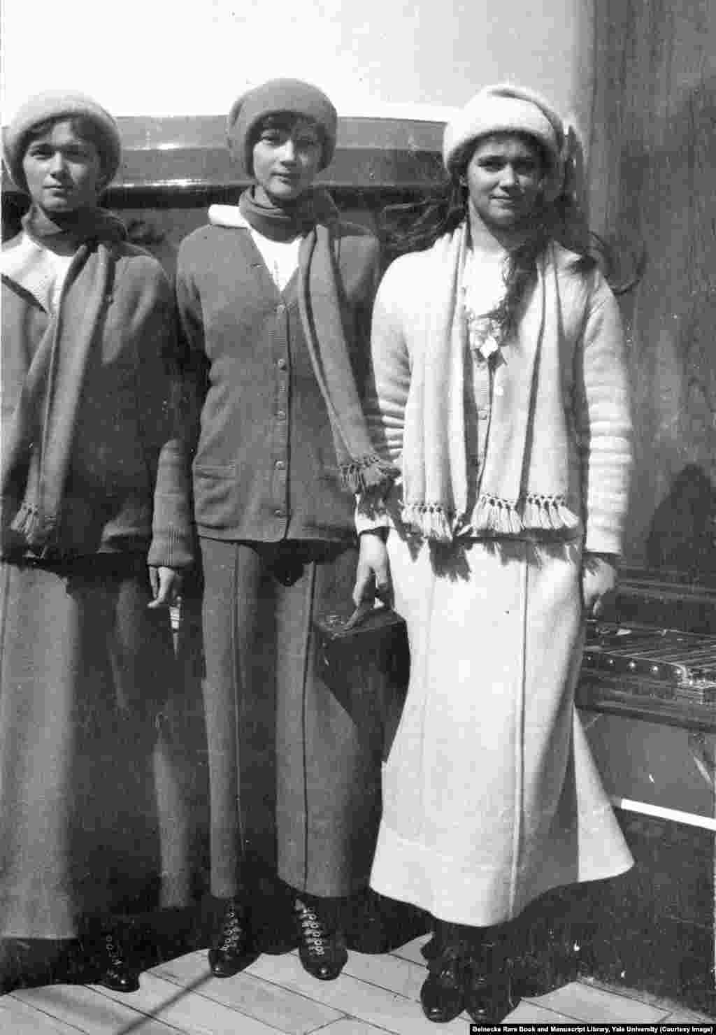 Nadvojvotkinje Olga, Tatjana i Marija na brodu Standard 1914. Sestre su imale 22, 21, i 19 godina kad su ubijene. &nbsp;