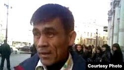 Мигрант из Таджикистана на улицах Москвы